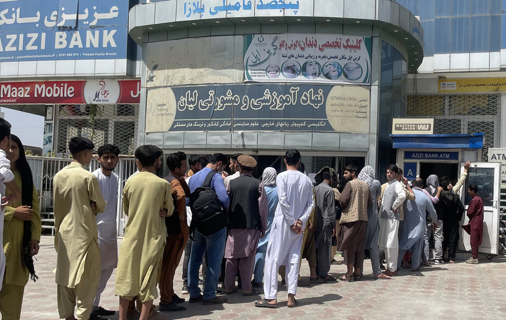喀布尔街头,在银行排队取钱的阿富汗民众