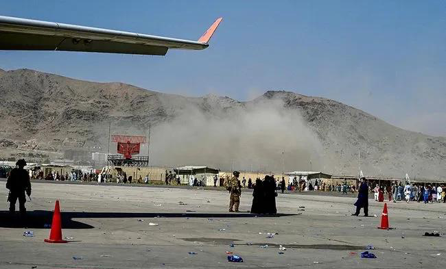 阿富汗首都喀布尔之后,想要逃离的当地人不顾一切涌入喀布尔国际机场