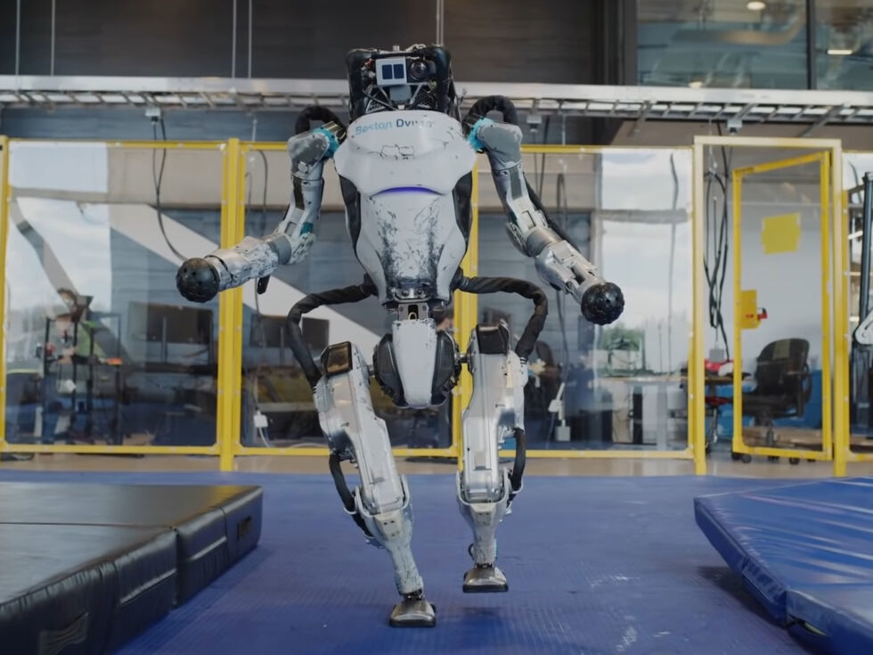波士顿动力发布两足机器人跑酷新视频:拿手撑杆跳梁很自然