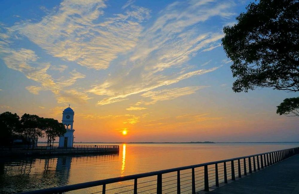 上海旅游名胜"滴水湖",远离城市喧嚣,享受休闲娱乐生活好地方