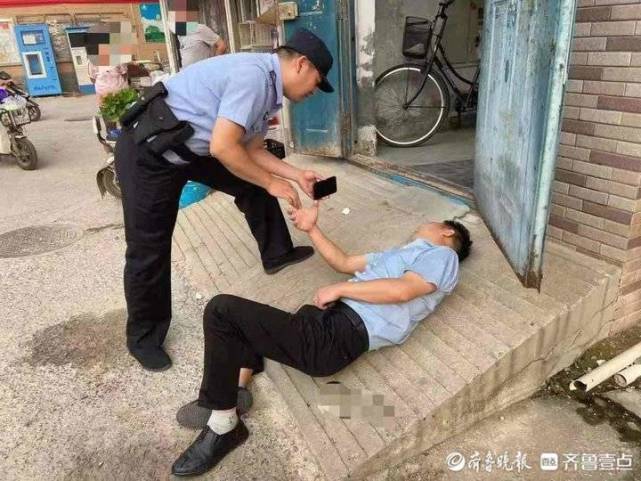 喝多了男子醉倒街头言语不清民警将其带回派出所帮醒酒