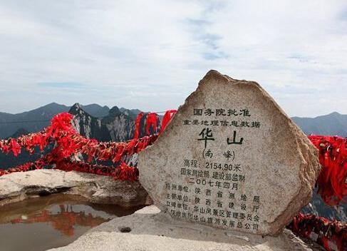 是五岳名山之一,著有奇险天下第一山"的说法.华山的雄伟景象华山索道