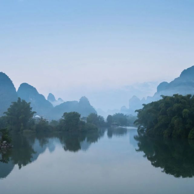 钟山十里画廊山上群峰林立,直插云天,常年云封雾锁,深幽莫测.