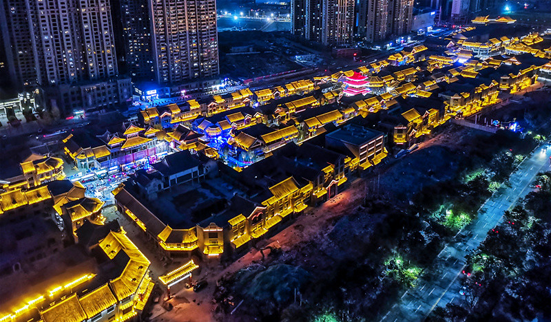 兰州老街夜景璀璨.掌上兰州·兰州晨报首席记者 荆雯 摄