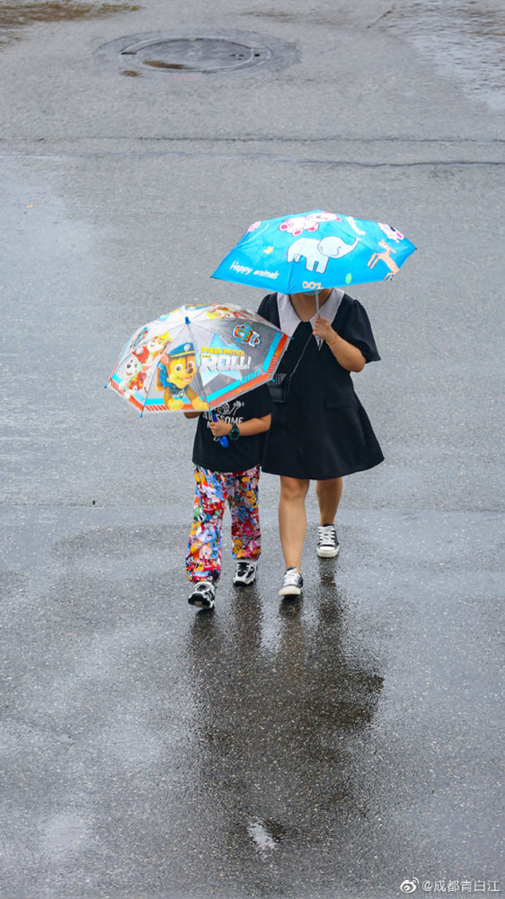 下雨天,行人匆匆