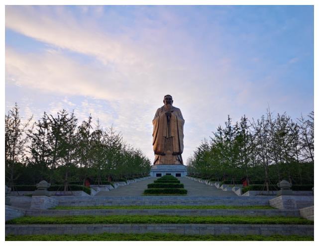 这处孔子出生的地方,有全球最大的孔子像,高达九十米