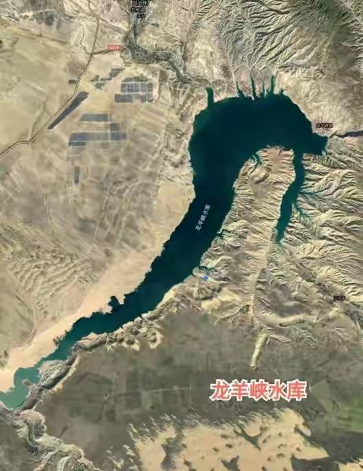 龙羊峡水库和青海湖距离不远,蔚蓝色的库区镶嵌在青海高原上,和旁边