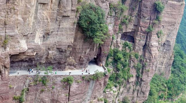 最壮观公路——太行山锡崖沟挂壁公路,当地人坚持30年