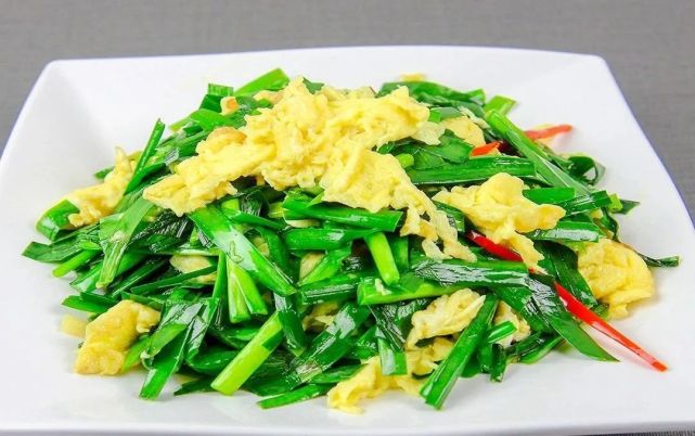 饭店的韭菜炒鸡蛋为啥鲜嫩又翠绿,这几个技巧很重要