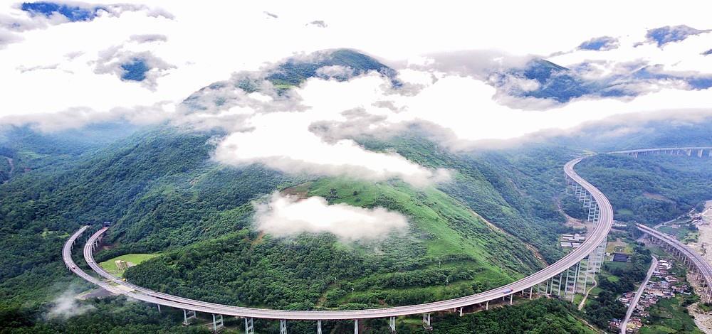 航拍:雅西高速栗子坪段,经由四川盆地边缘向横断山区爬升,雅西高速