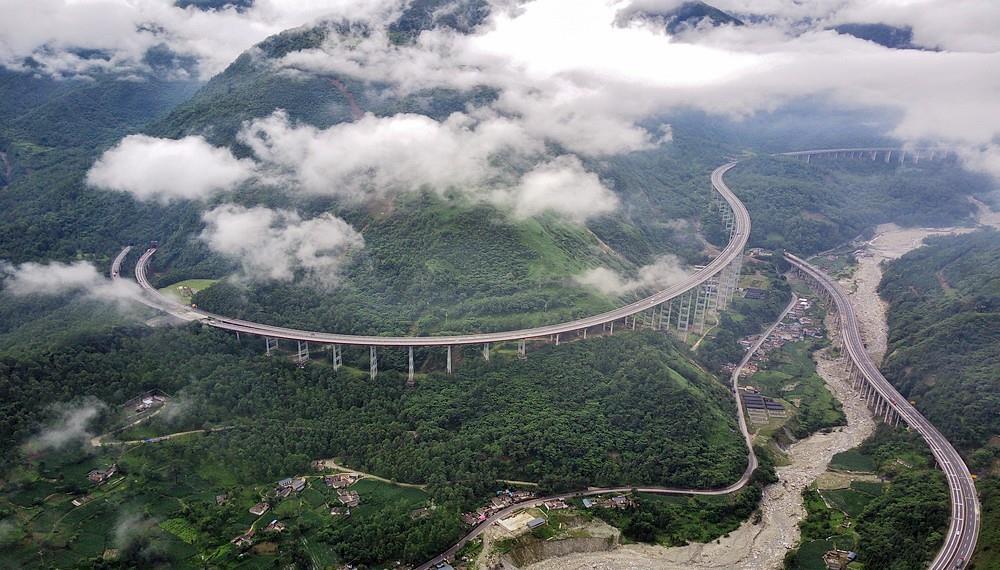 航拍:雅西高速公路双螺旋隧道(雅安市石棉县"最美高速,中国天路"雅西
