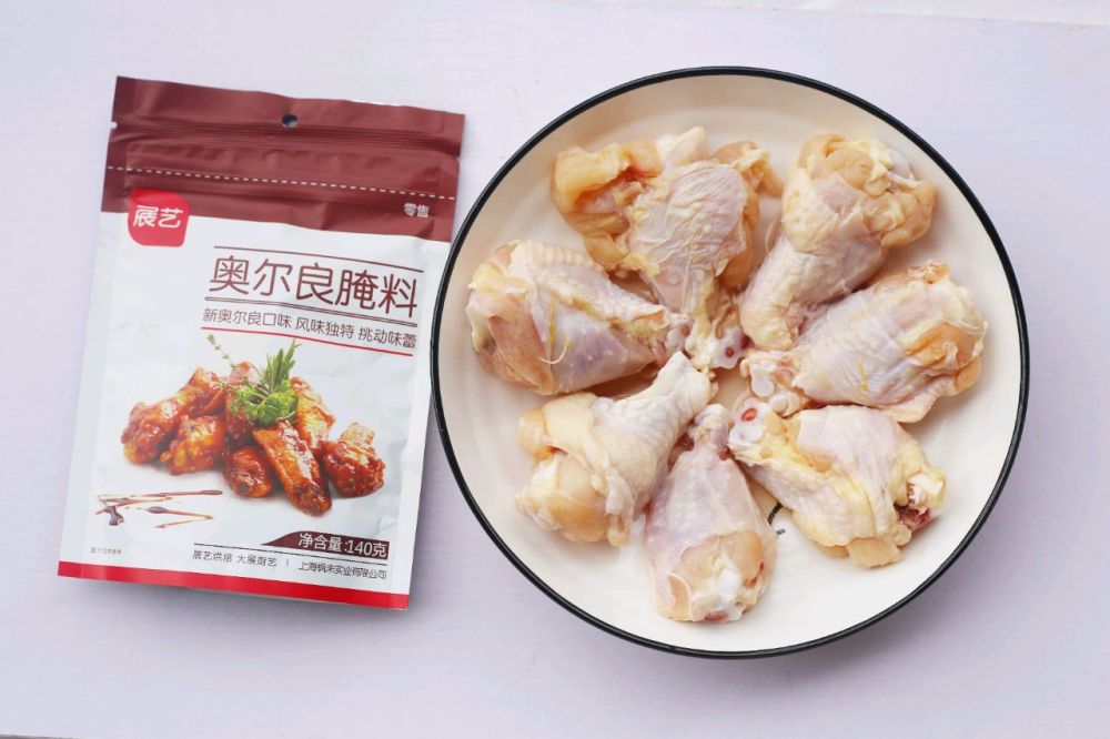 【菜品】: 奥尔良鸡翅根 【烹饪食材】:鸡翅根7个,奥尔良腌制料两大勺