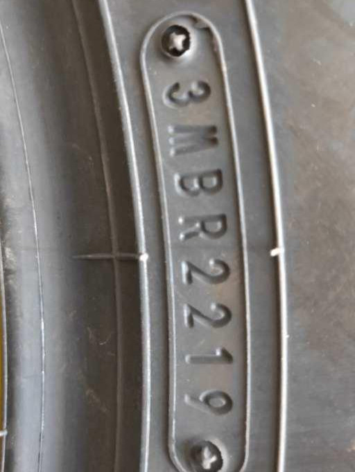 19表示是2019年 22表示是第22周 轮胎上刻有制造编号.