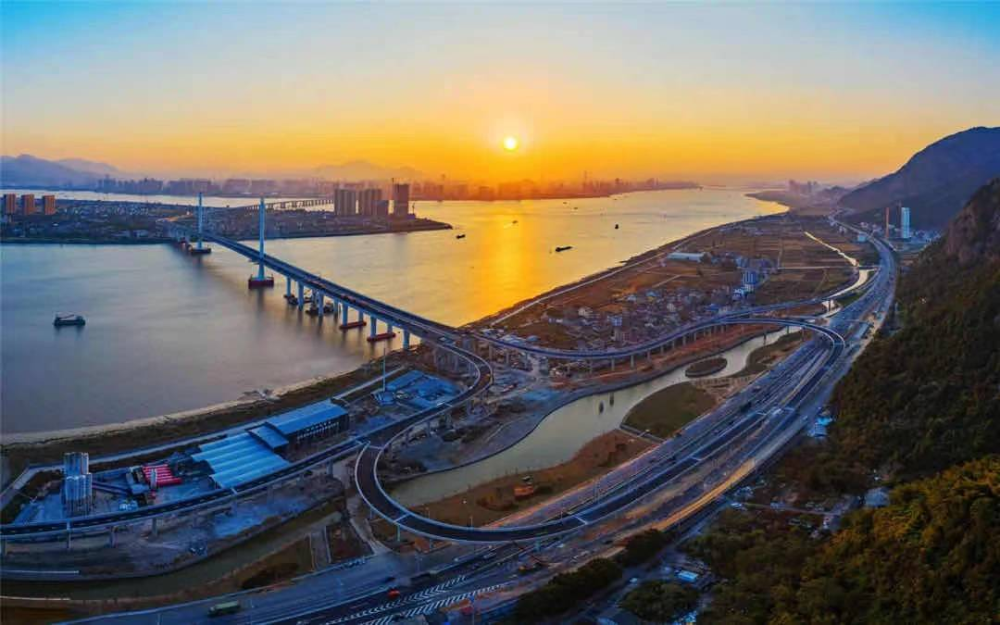 根据永嘉县最新发布的"十四五"规划中,府东路至三江街道过江隧道计划