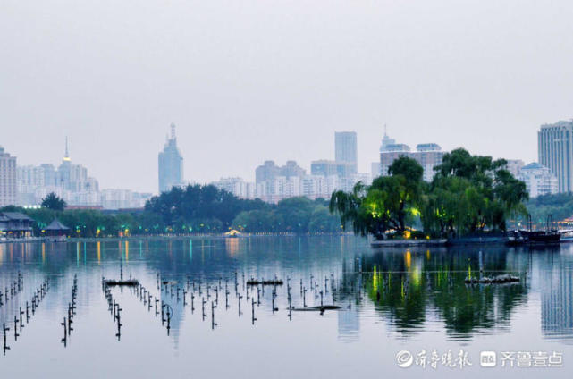 情报站|天然水墨画!济南大明湖夜景唯美,水天一色等你入画