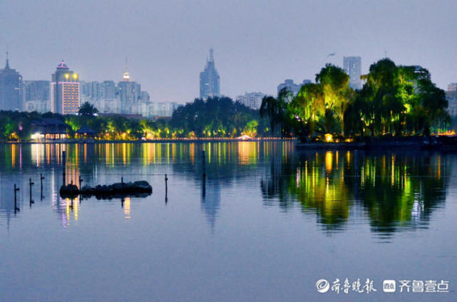 情报站|天然水墨画!济南大明湖夜景唯美,水天一色等你入画