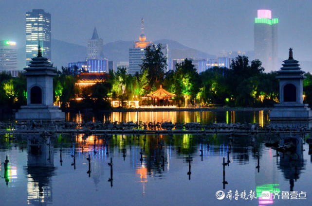 济南大明湖夜景唯美,水天一色等你入画