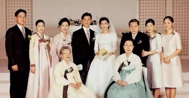 下嫁穷保镖后,被索要141亿分手费,是李富真人生最精准