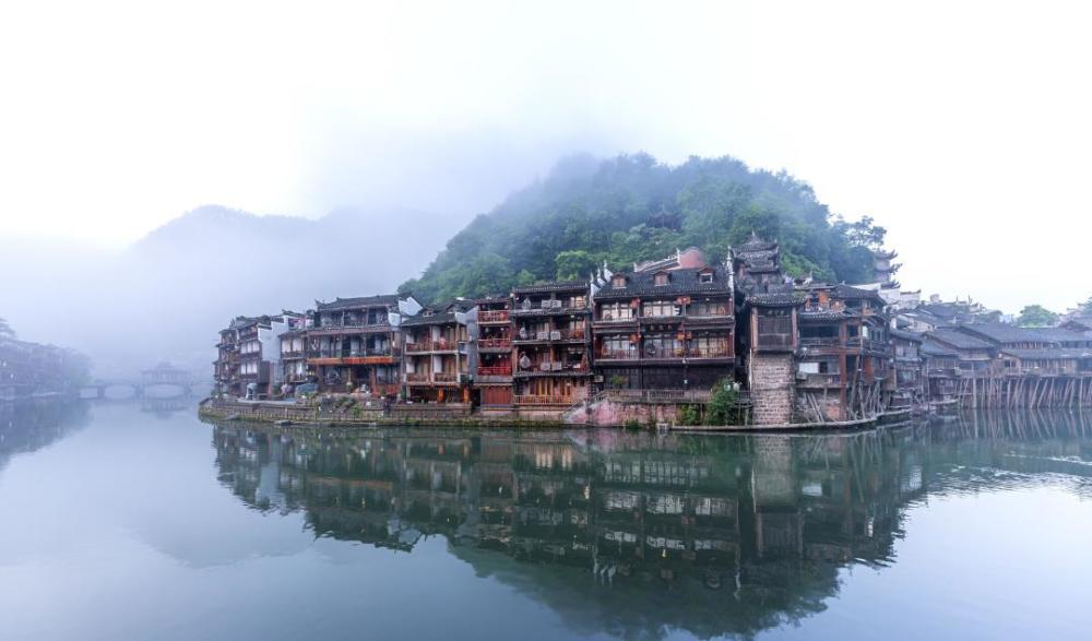 中国最美古城曾是电影边城的取景地依山傍水如诗如画