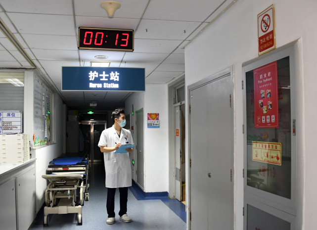 在北京市海淀医院住院楼骨科病房,马元夜间巡查病房情况(8月15日摄).
