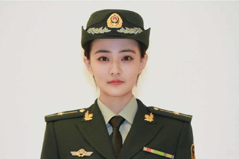 40位女明星军装照:赵丽颖金晨英气逼人,热巴娇俏,景甜青春可人