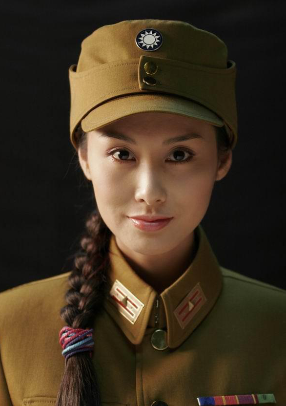 40位女明星军装照:赵丽颖金晨英气逼人,热巴娇俏,景甜青春可人