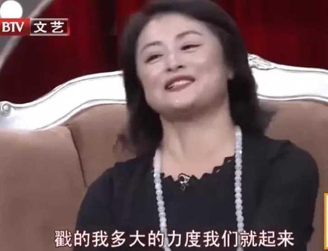 塑料姐妹于月仙妹妹被曝姐姐刚去世就与众男子去饭店大吃大喝