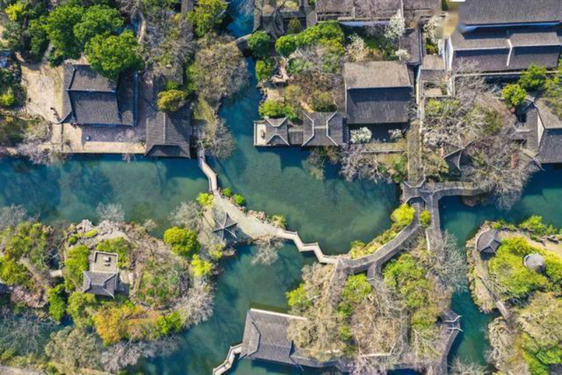 这座园林始建于明朝,是江南园林之首,在这400多年的时间里面,拙政园