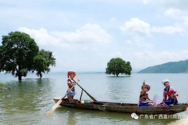 神仙湖风景区位于富川瑶族自治县福利镇境内,距县城9公里,坐落在具有