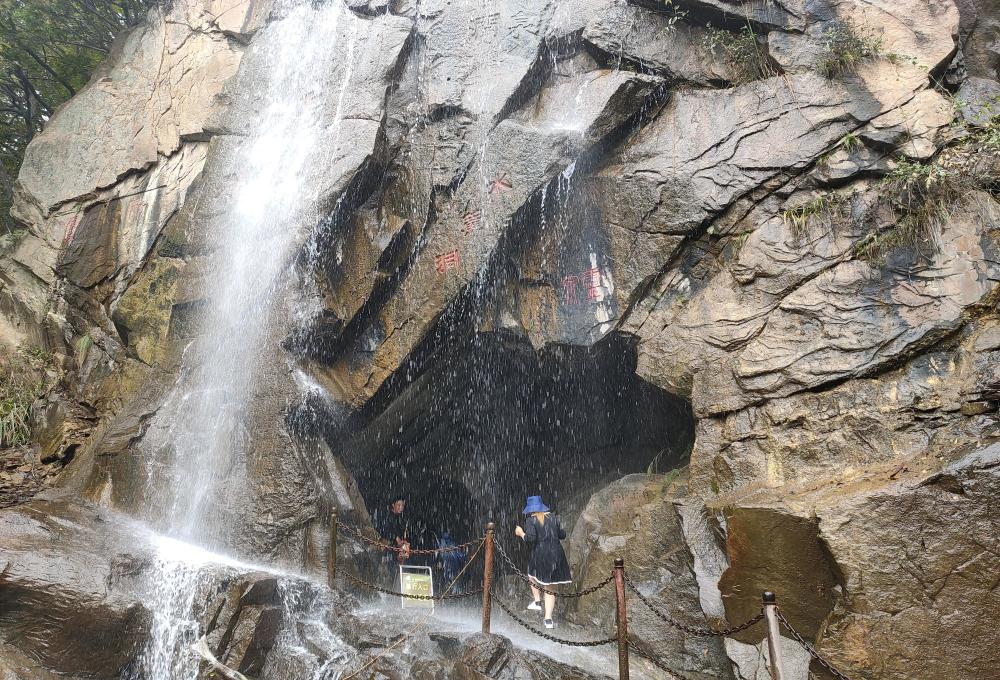 徒步登顶江苏最高峰,连云港花果山玉女峰,看看沿途有哪些景点