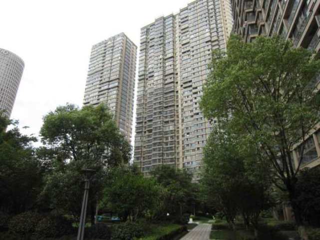 火力被红盘吸走，一线江景法拍房竟以评估价5.7折成交！_腾讯新闻