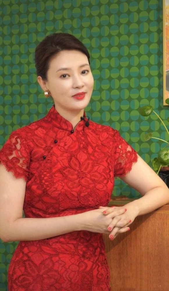 刘芳菲气质真出色,穿"中国红"旗袍优雅大气,尽显东方女人韵味