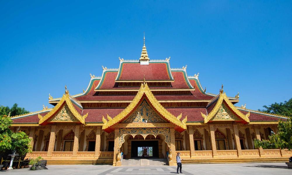 建于景洪市城郊的勐泐大佛寺,原址是曾经古时候傣王朝皇家寺院"景飘