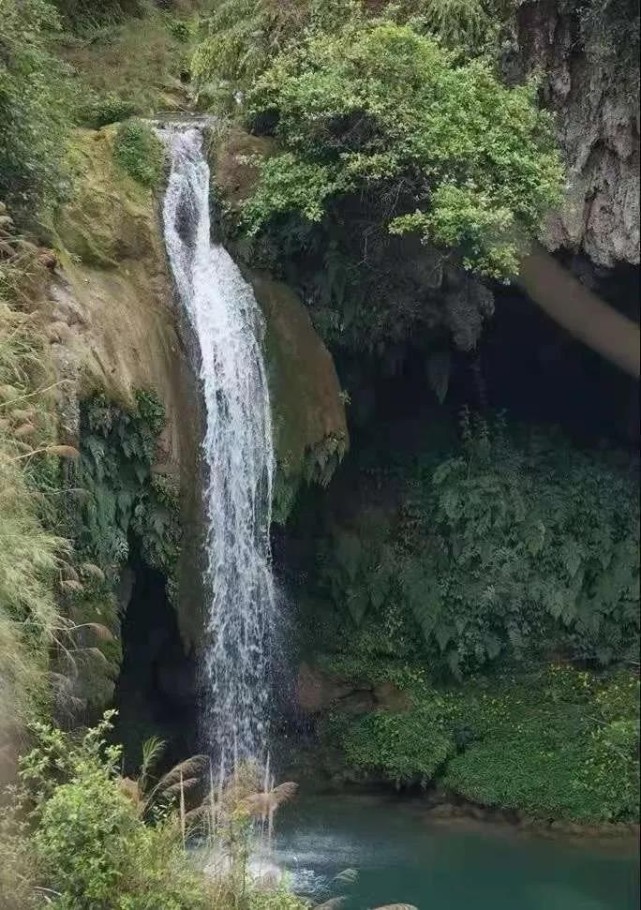 兴仁马马崖阿藏一线天瀑布:藏在深山的绝壁顶端,高悬在幽谷中,瀑布由