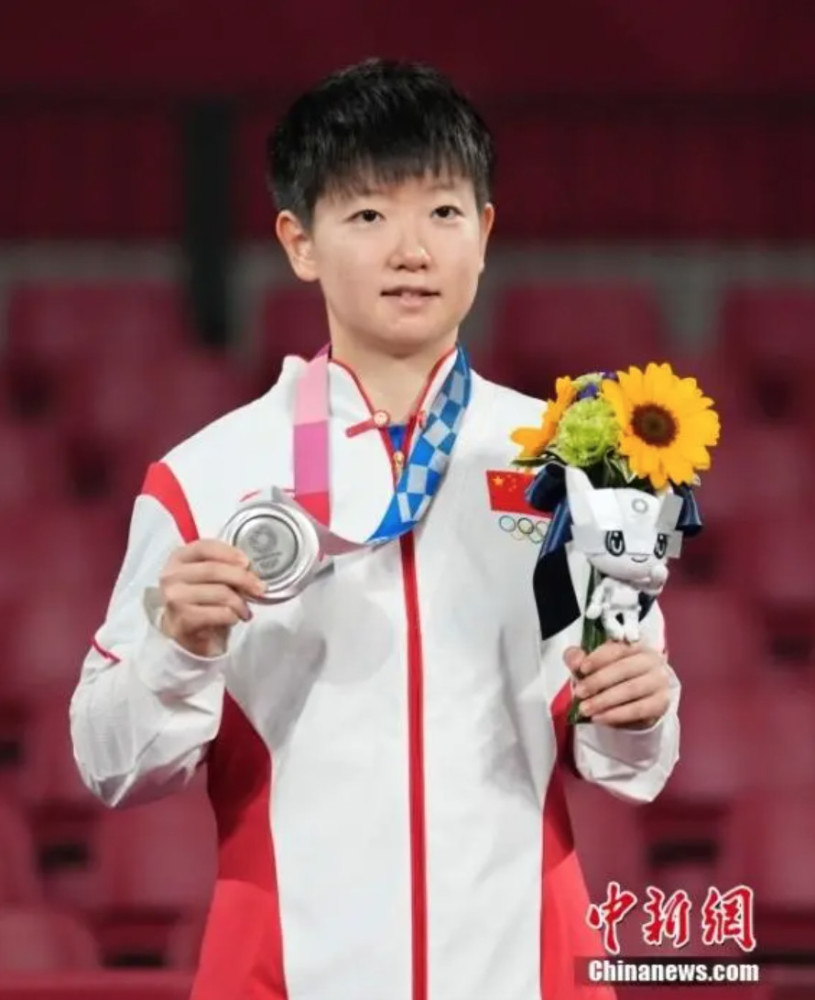 孙颖莎在东京奥运会乒乓球女单颁奖仪式上.中新社记者 杜洋 摄