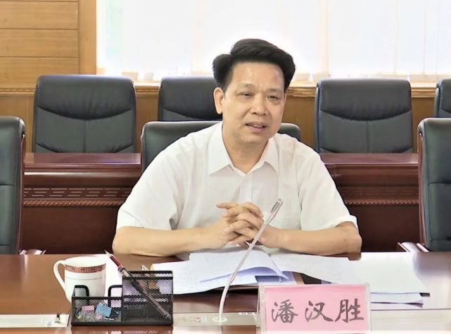 潘汉胜到平南县调研服务业运行情况