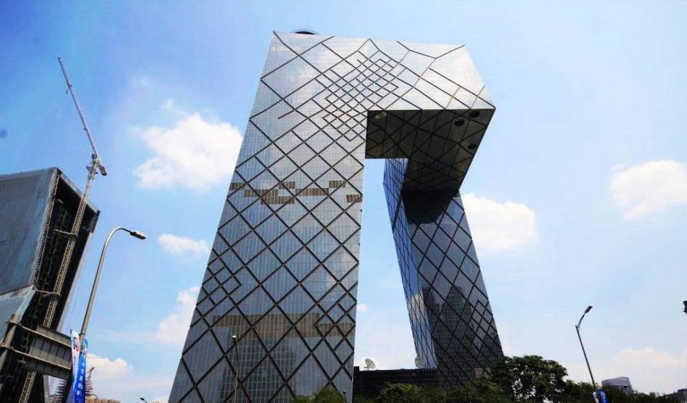 中央电视台总部位于北京东三环的cbd核心区,是中国目前最大的办公楼