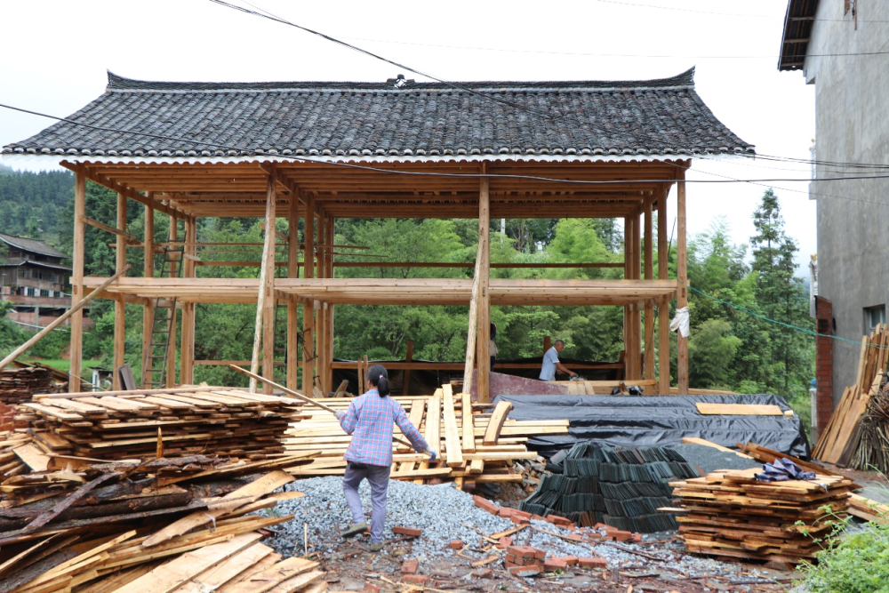 房子登高远望千户苗寨在国家一再强调大力发展装配式建筑时,贵州应当