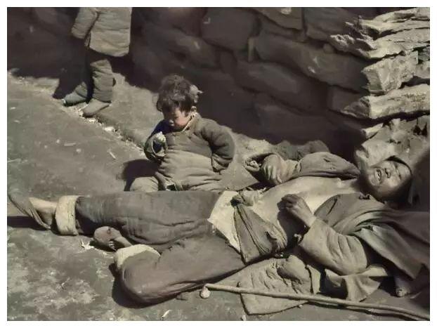 1942年河南饥荒到底有多惨?饿死150万人,美国记者看完