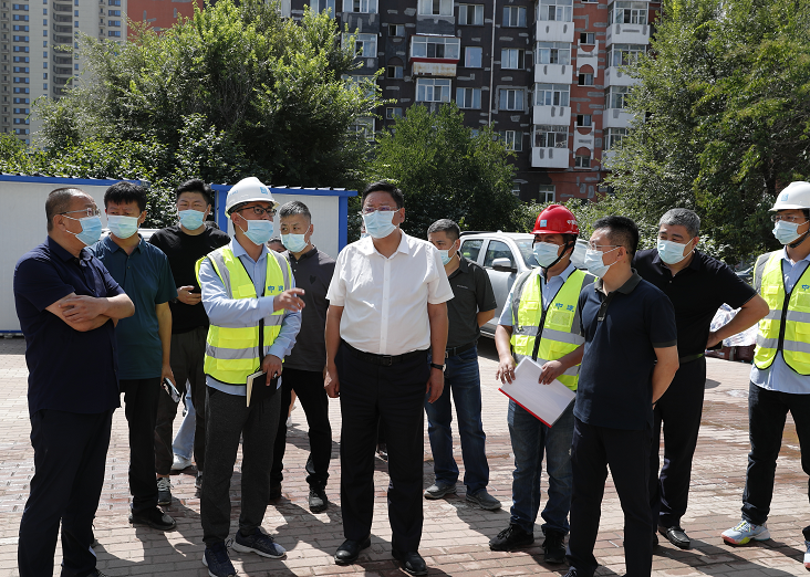 香坊区委书记谭乐伟调研老旧小区改造工作