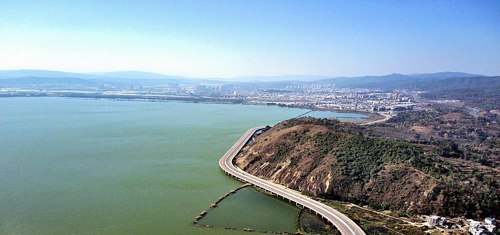 昆明环湖南路,在这条位于滇池南岸的临水景观路上,你可将"五百里滇池"