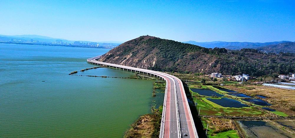 航拍被誉为昆明最美公路,滇池环湖南路.