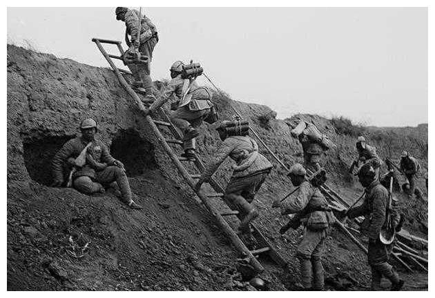 1964年,倪家营冒着风险搜寻遗骨,小心翼翼捧回118个