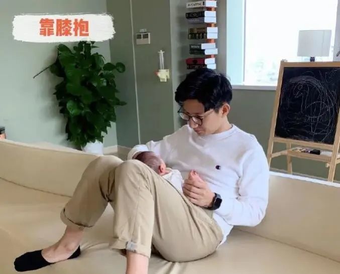 婴儿抱姿有几种?不同阶段婴儿抱姿势正确图片全在这,最后一种很实用!