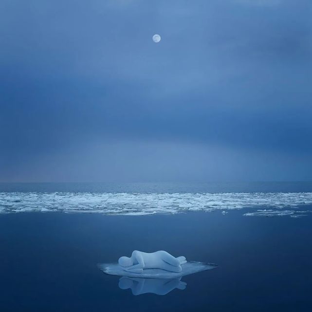 堪的纳维亚半岛和美国拍摄的,拍摄地点都如画般美丽,带着超现实的感觉