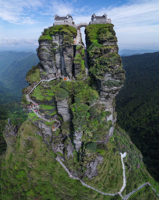 国内四大峭壁奇观,除了乐山大佛和梵净山金顶,还有更神奇的景观