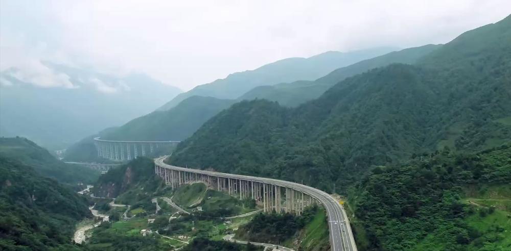 四川雅西高速公路被誉为世界上科技含量最高的山区高速公路