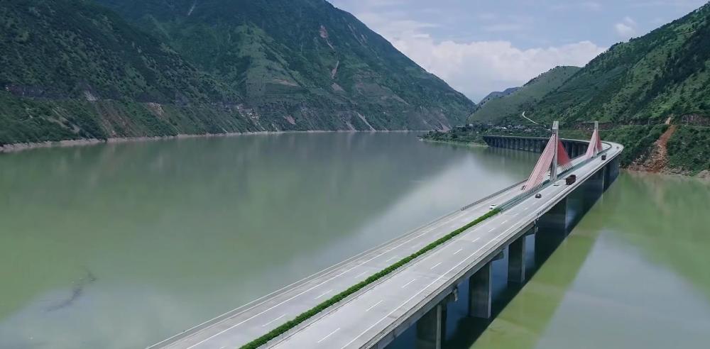 四川雅西高速公路被誉为世界上科技含量最高的山区高速公路