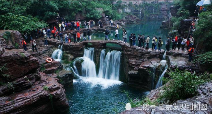 云台山主要以断崖飞瀑和幽谷清泉地貌为特征,主要景点有百家岩,潭瀑峡