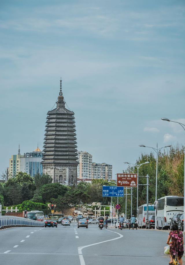 寺塔名大广济寺塔,锦州人喜欢称之为古塔.